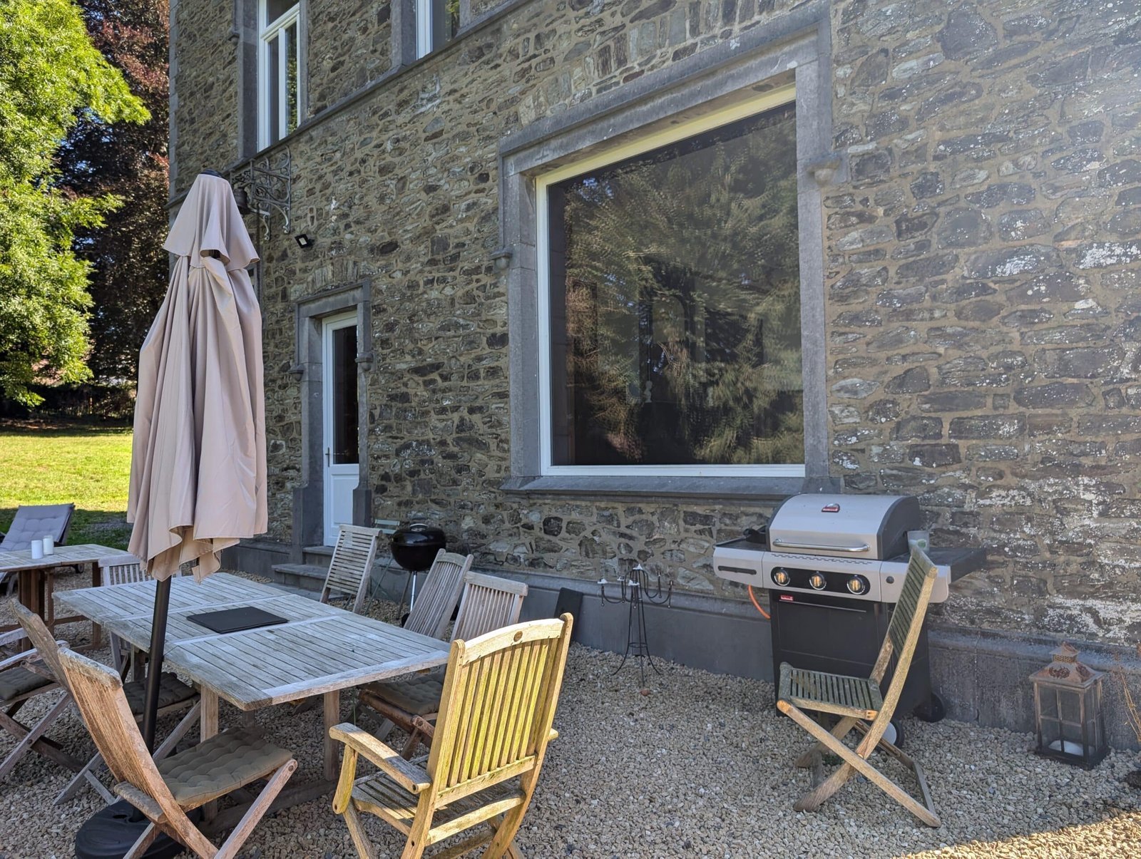 BBQ et table de jardin