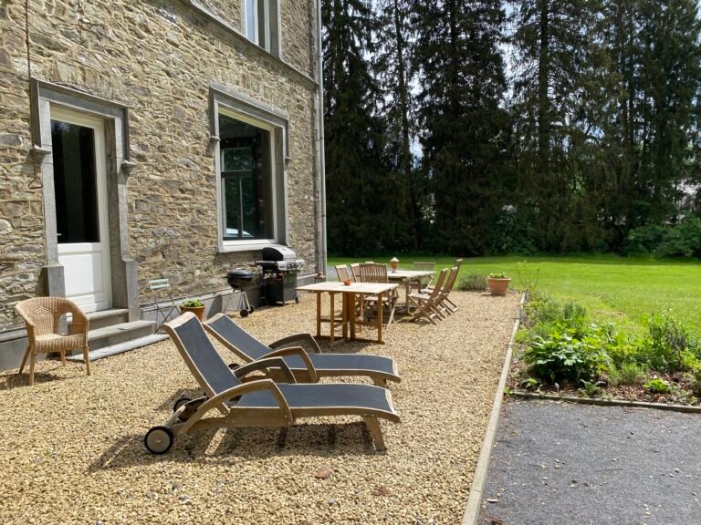 Terrasse avec BBQ, table de jardin et transats